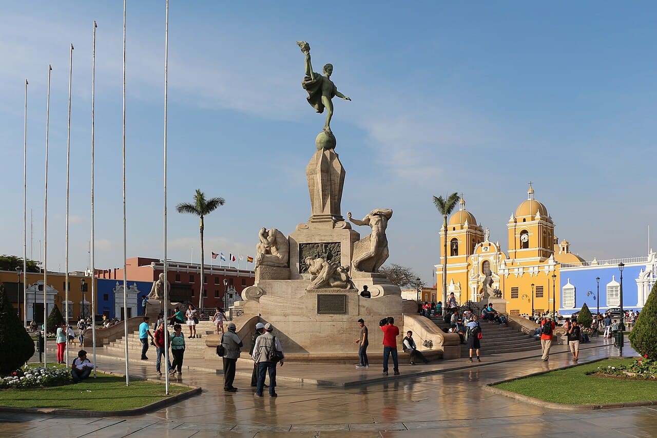 Trujillo, Chan Chan, Huacas del Sol y la Luna y Huanchaco (5 Días / 4 Noches): Preventa con 50% Inicial Desde $240